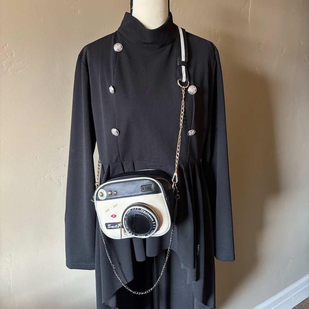 CAMERA SHAPED BAG includes 3 straps; two Crossbody and one to make it a satchel - Picture 2 of 11